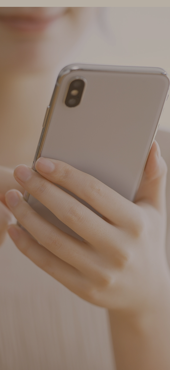 スマホを操作する人