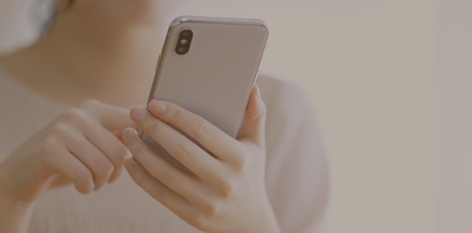 スマホを操作する人