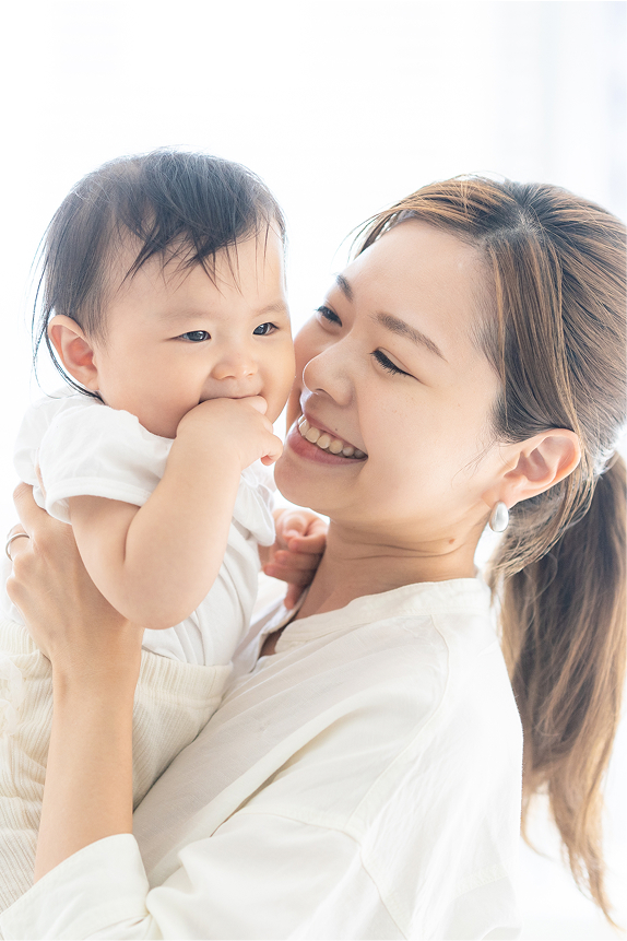 赤ちゃんを抱き抱えるお母さん